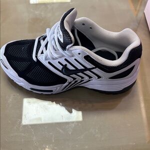 Authentic Nike  Air zoom  Pegasus 2005 Black and White Athletic Sneaker size 7